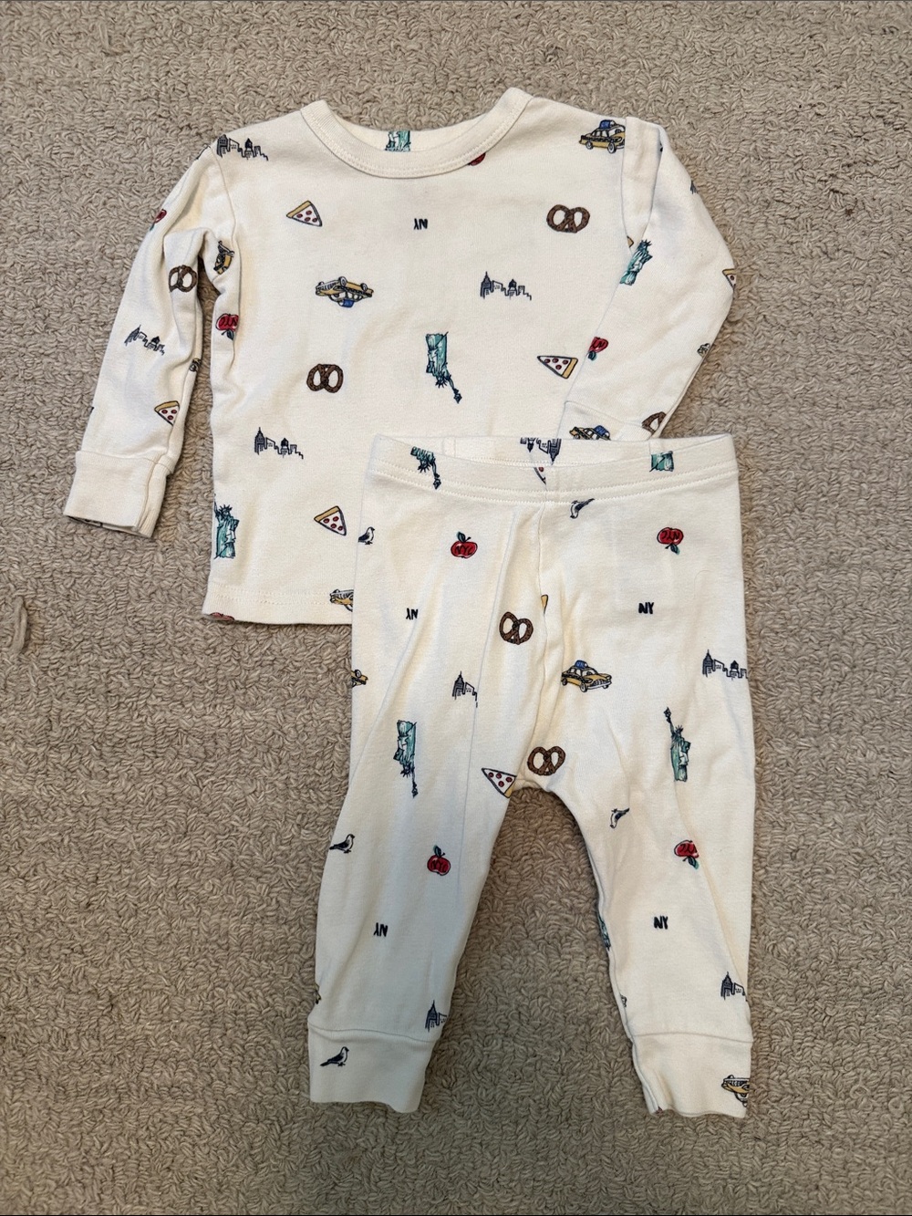 GAP Cream Kids Pajama Set with New York Icons organic cotton 6-12 mo